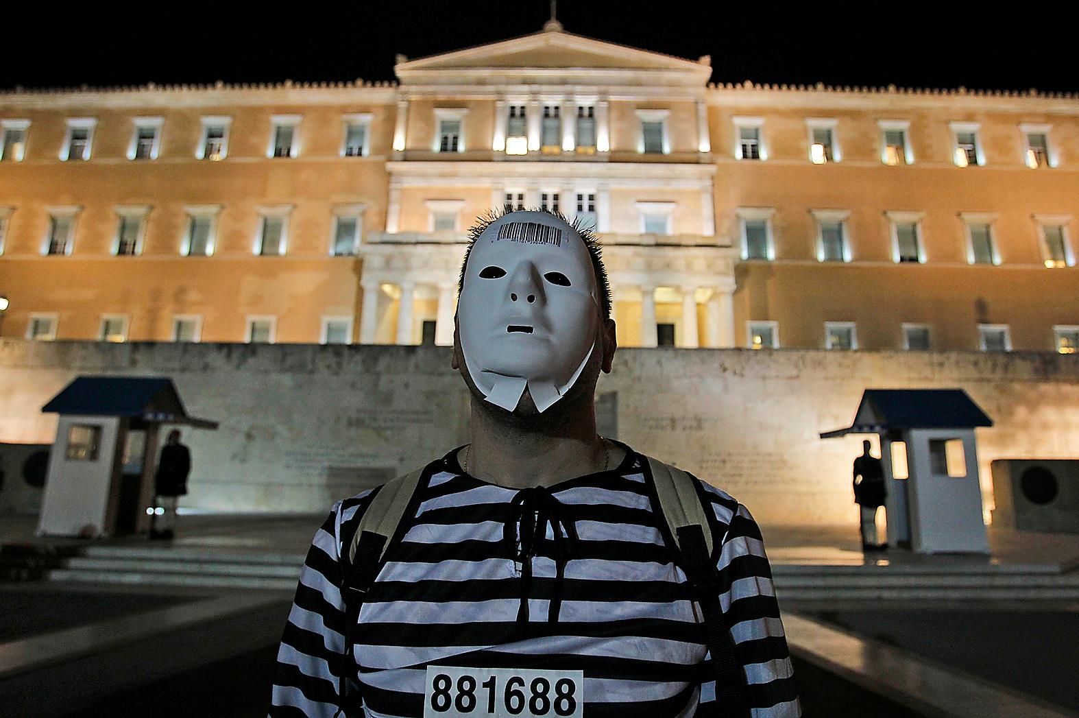 SPELAR ETT HÖGT SPEL Greklands premiärminister Papandreou tvingas genomgå en förtroendeomröstning på fredag, Förlorar han blir det ingen folkomröstning. Utanför det grekiska parlamentet pågick i går demonstrationer mot nedskärningarna.