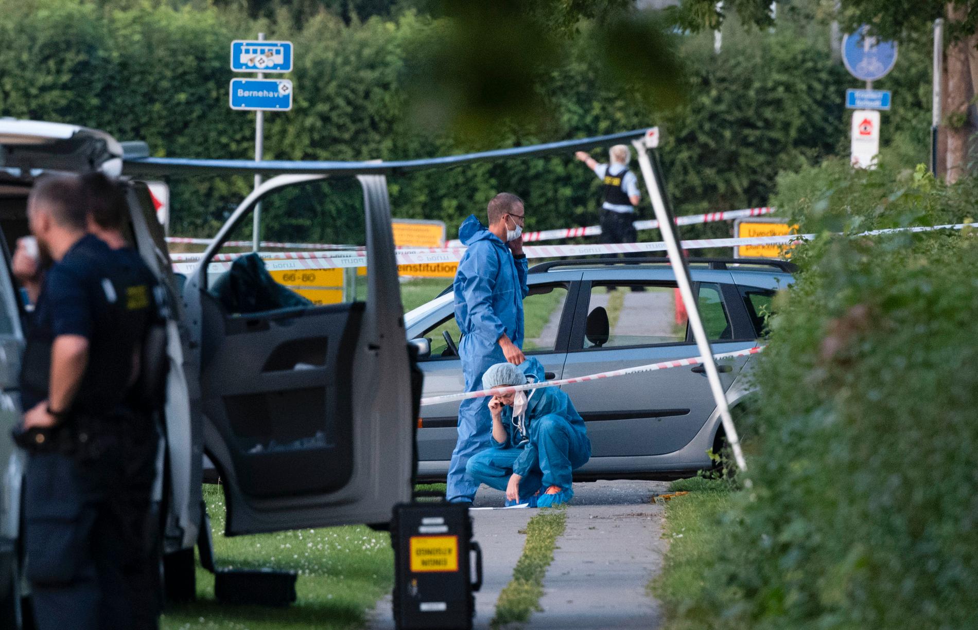Polis och kriminaltekniker på plats efter att två svenska män skjutits ihjäl i en bil i Köpenhamnsförorten Herlev i tisdags kväll.