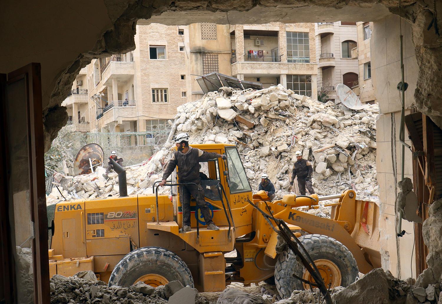 Hjälparbetare stödar upp efter en bombattack mot Idlib
