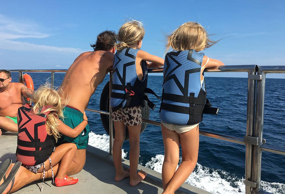 Barnen bär alltid flytväst på stranden eller ombord på båtar. Flytvästarna har de köpt i Sverige och fästs fast på barnens ryggsäckar under resan. 