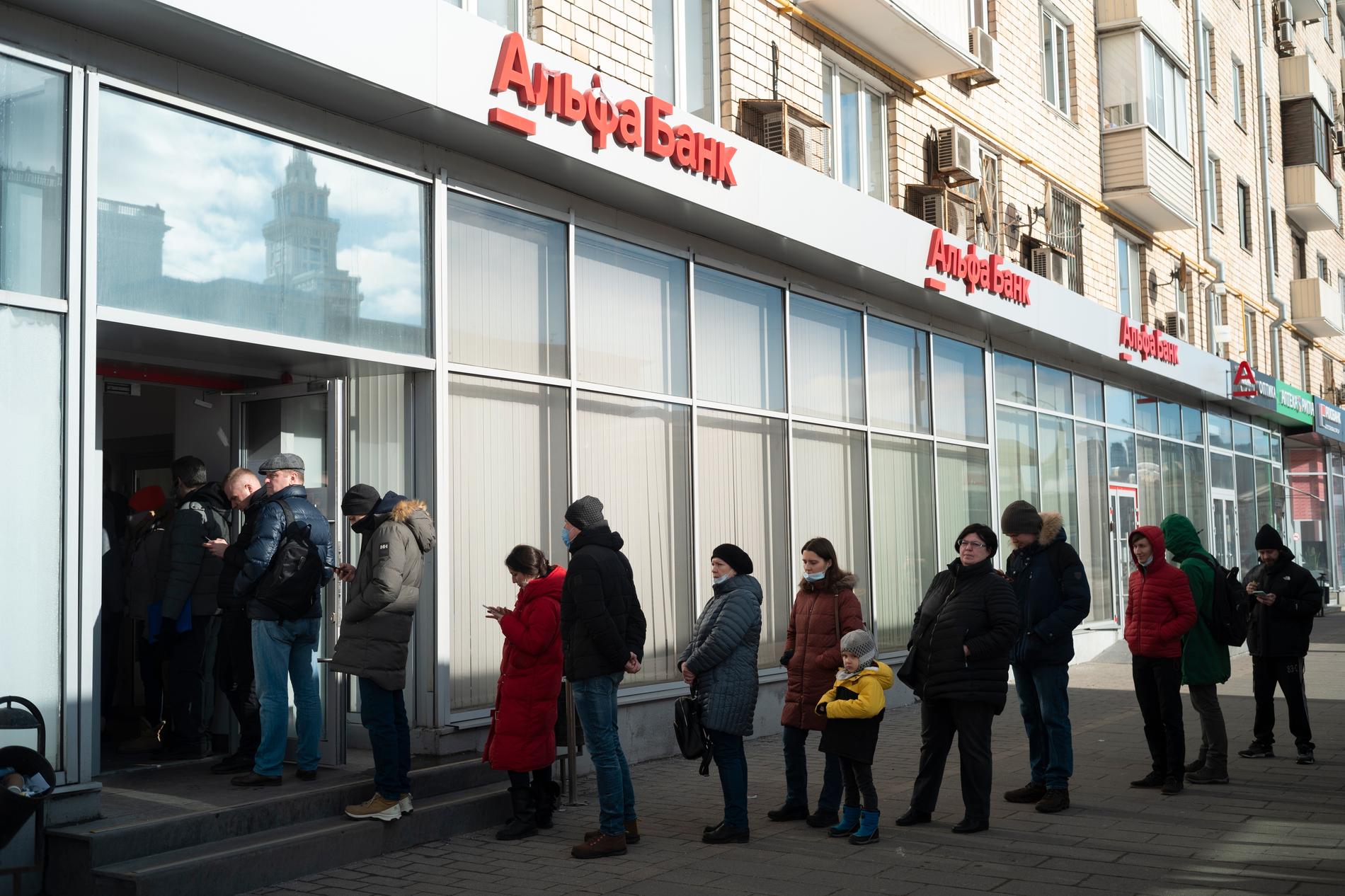 Människor står i bankomatkön i Moskva, 27 februari. Sanktioner ska också riktas mot ryska centralbanken.