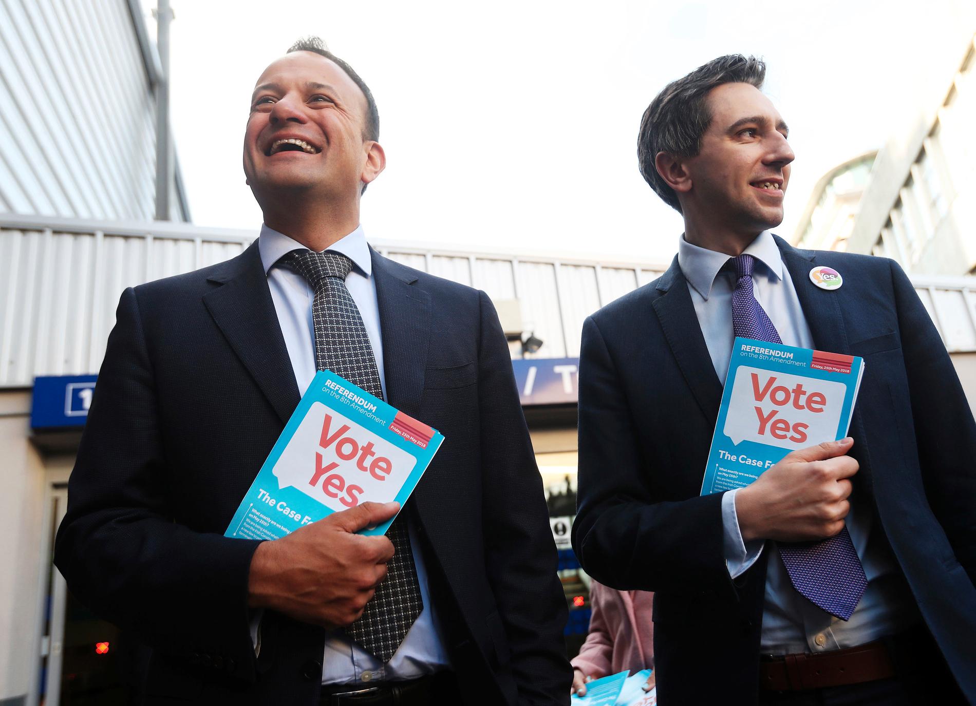 Irlands premiärminister Leo Varadkar (till vänster) och landets hälsominister Simon Harris kampanjar för ja-sidan inför folkomröstningen om abortlagstiftningen. Arkivbild.