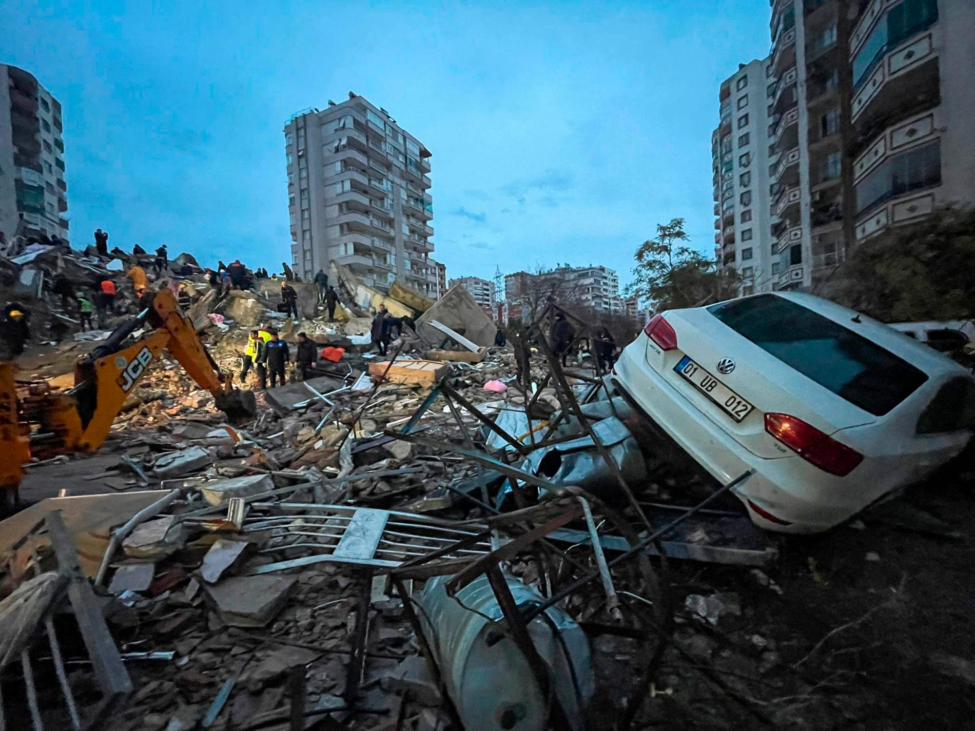 Nattens jordskalv som skakade Turkiet och Syrien ska i skrivande stund ha kräft minst 2 200 människoliv. 