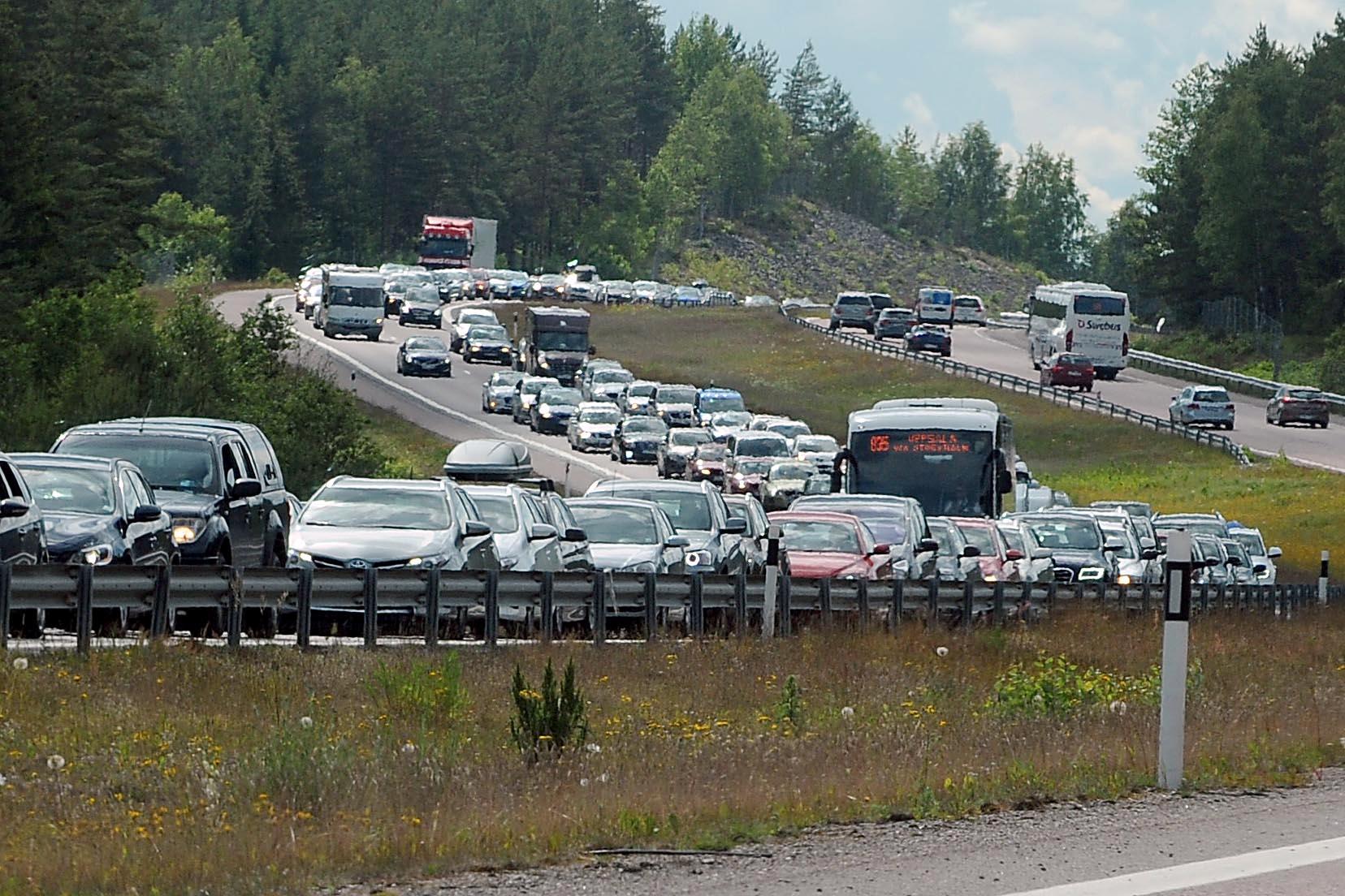 Två bilar kolliderade på E4 vid Jönåker.