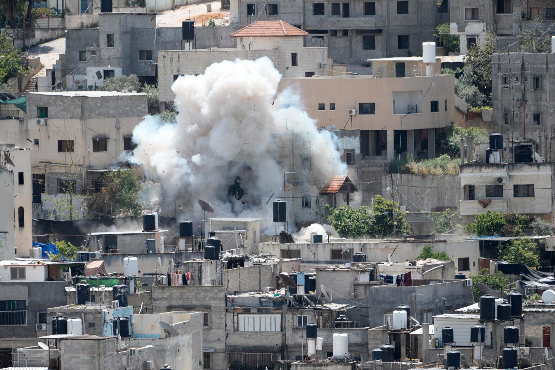 Rök från en explosion i flyktinglägret Nur Shams på Västbanken.