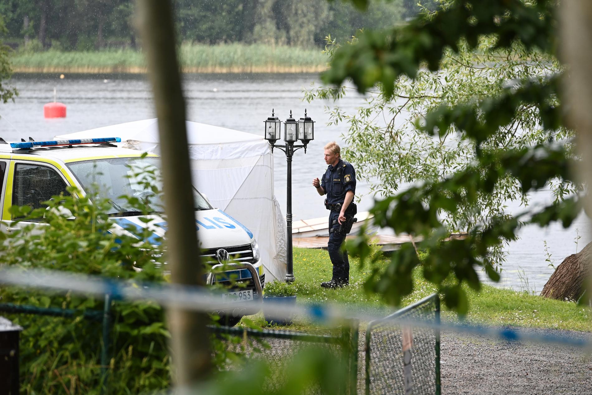 Kvinnan i 30-årsåldern hittades död i sjön Magelungen.