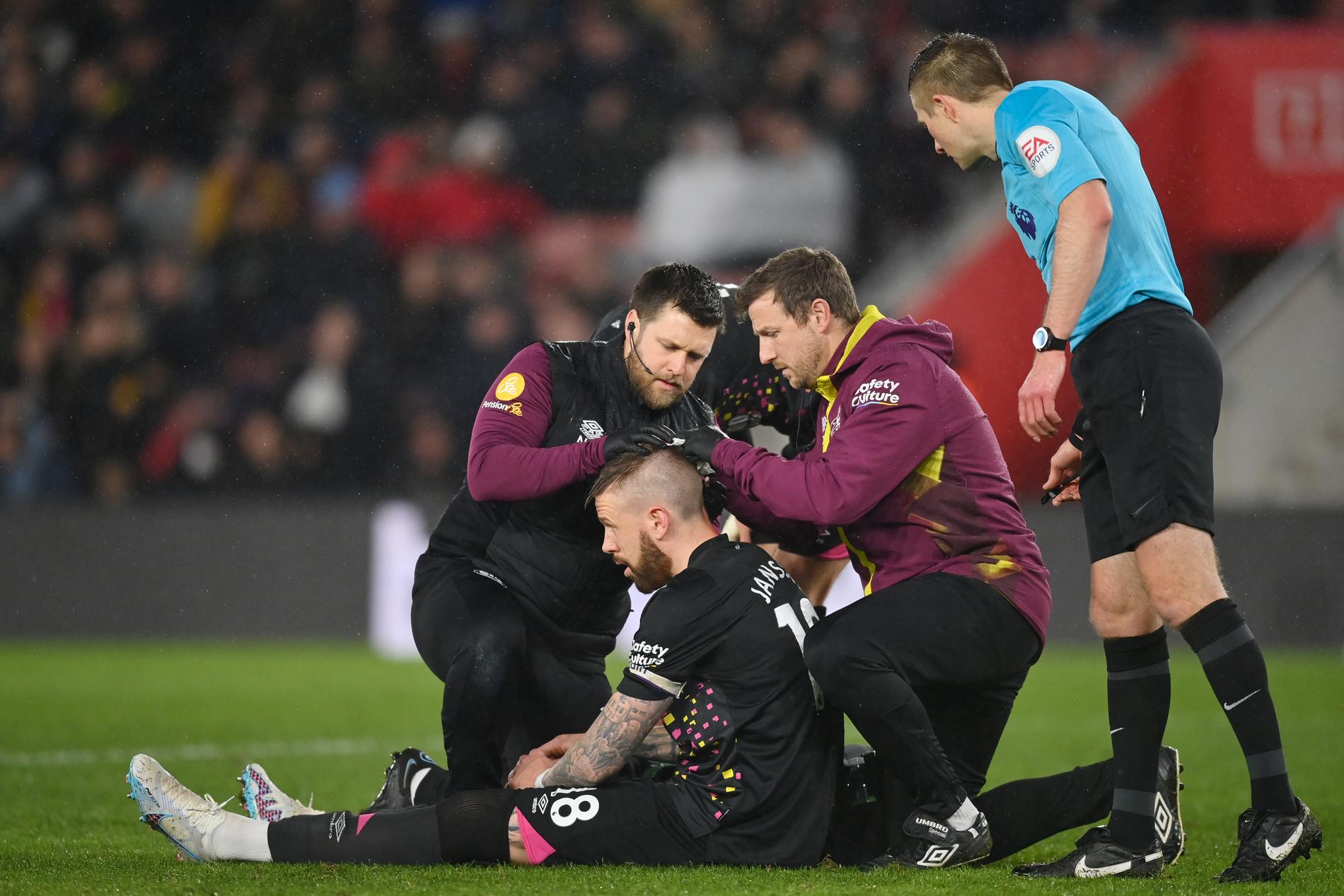 Pontus Jansson knockades blodig i sin comeback i Premier League
