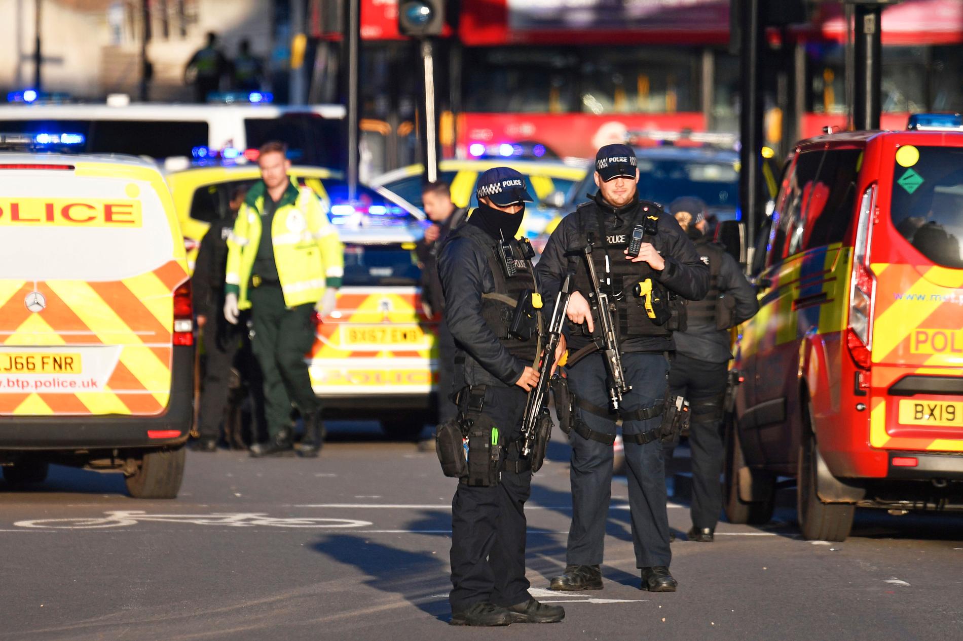 En man uppges ha attackerat människor med kniv på London Bridge i centrala London på fredagseftermiddagen.