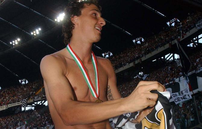Zlatan vann "scudetton" under sin första säsong med Juventus. Här firar han efter sista ligamatchen mot Cagliari på Delle Alpi 29 maj 2005. Under debutsäsongen i Italien gjorde han 16 mål på 35 matcher i ligan och blev utnämnd till årets spelare i Juventus samt årets utländska spelare.