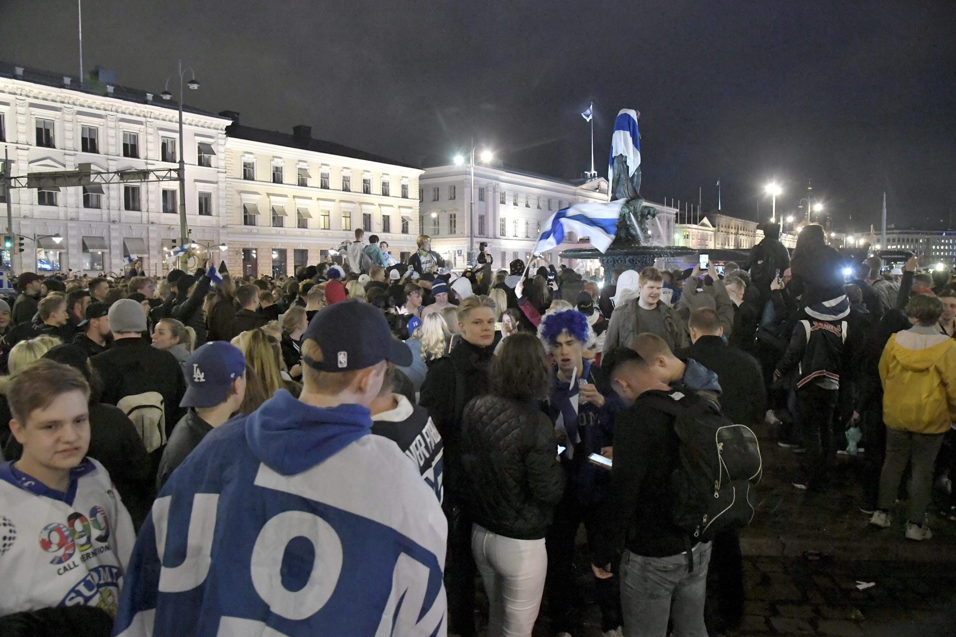 Tusentals finländska fans samlades på Salutorget i Helsingfors.