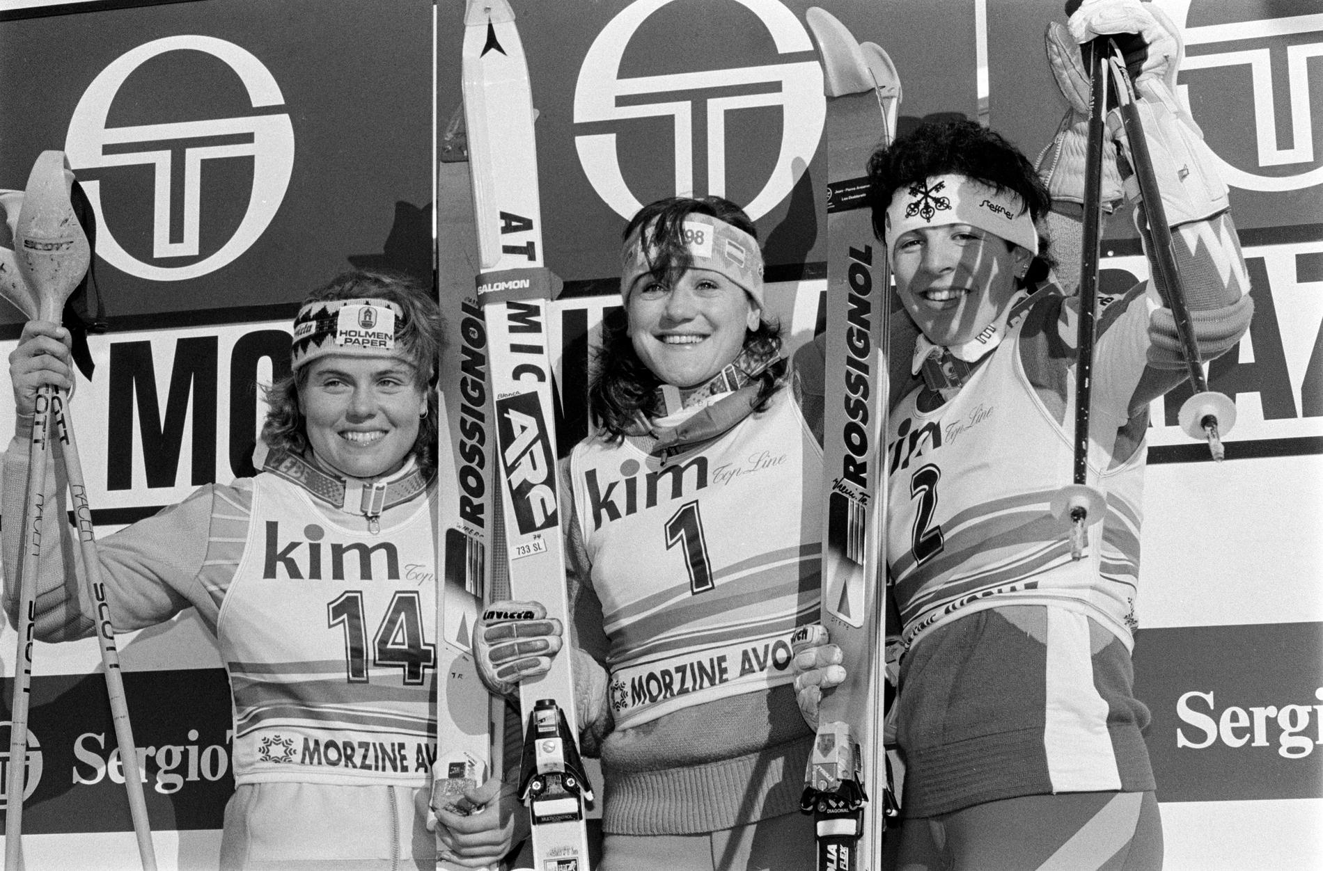 Blanca Fernandez Ochoa, i mitten, på bild bredvid Pernilla Wiberg, till vänster, i en världscuptävling 1990