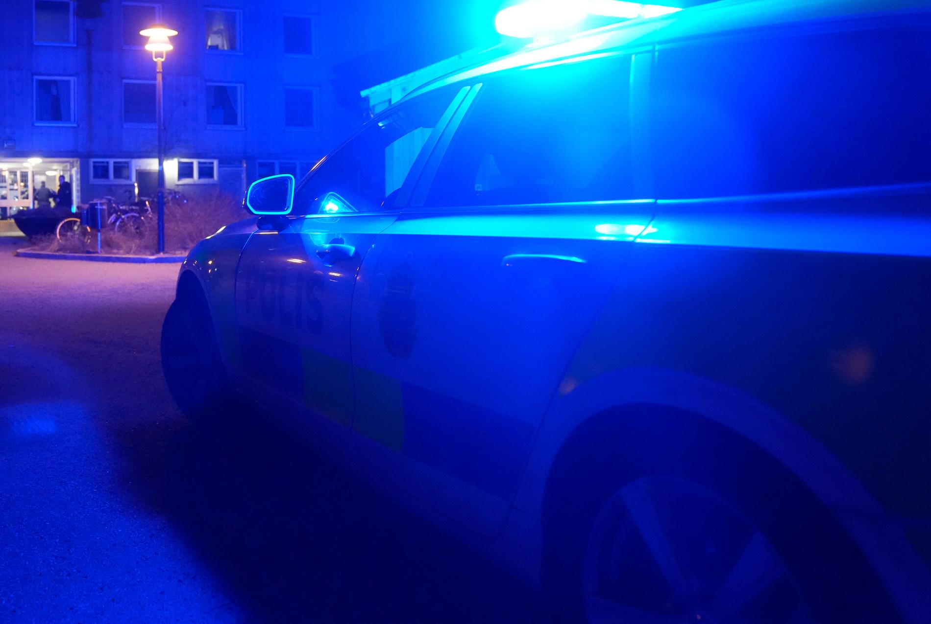 Polisen på plats i Årsta under natten till fredagen, då en explosion skedde i ett trapphus. 