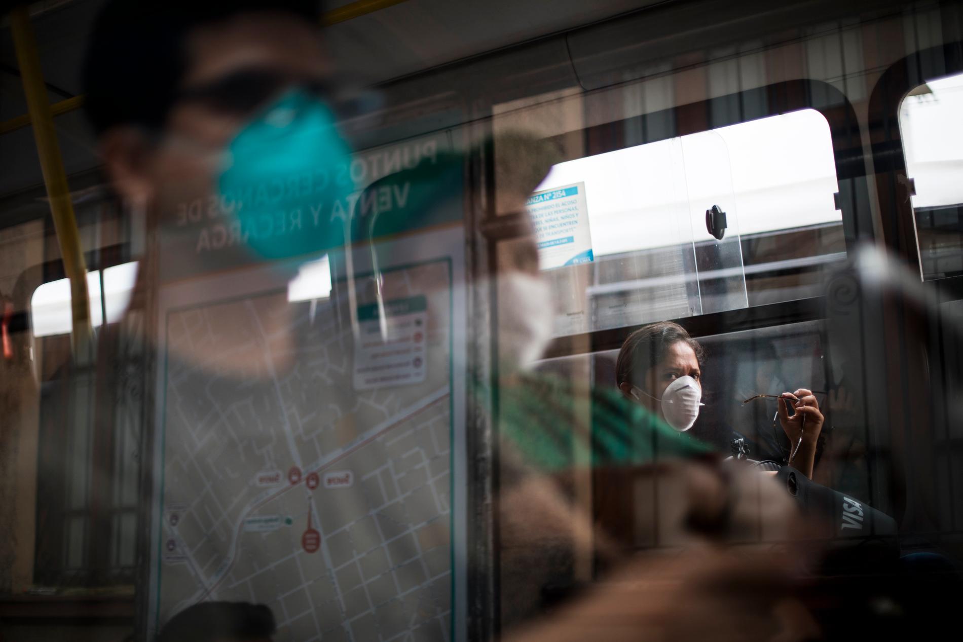 Det är bara fem procent av landet befolkning som har fått minst en vaccindos. Bilden från kollektivtrafiken i Lima.