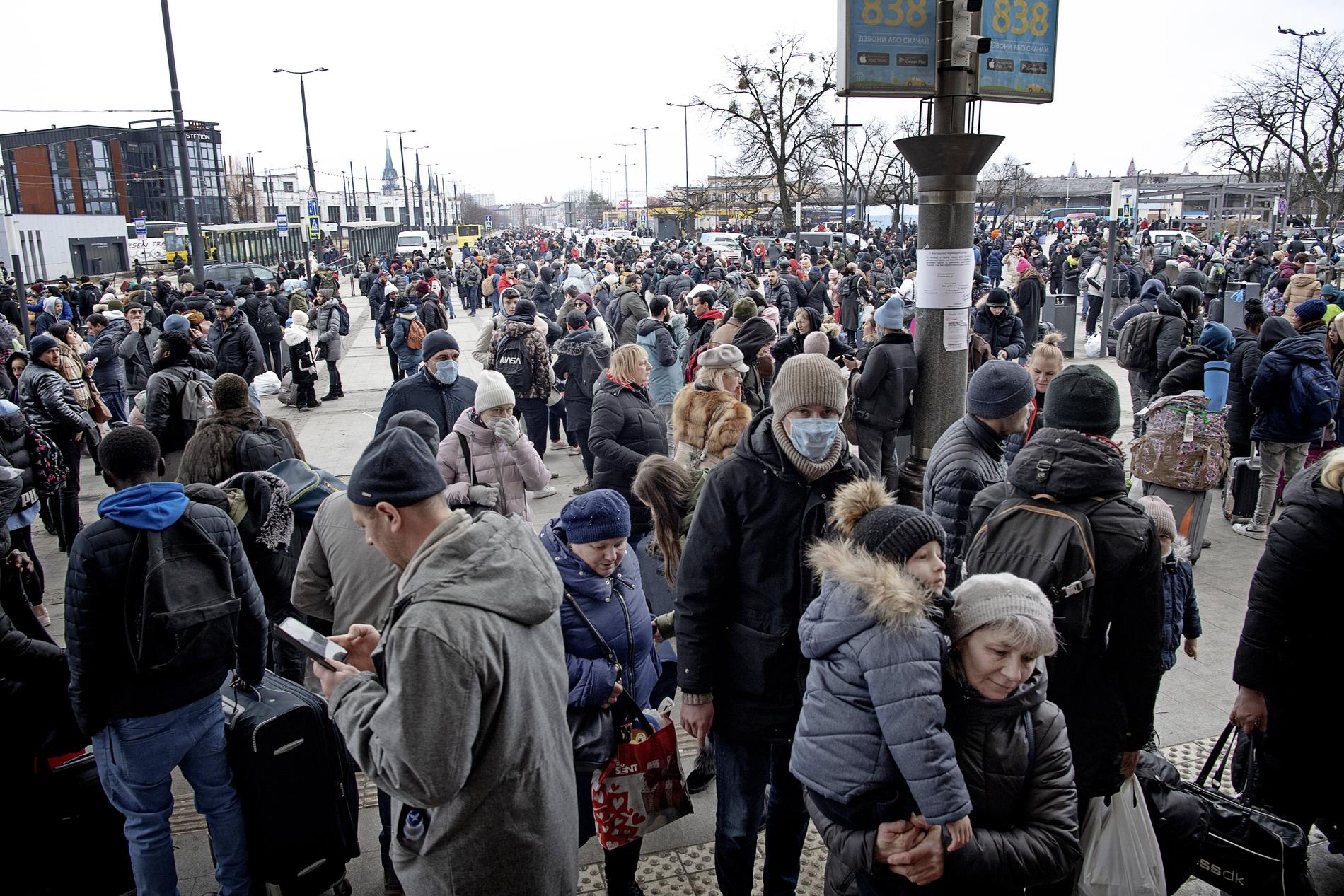 Månniskor på flykt från Kiev och Lviv på centralstationen i Lviv i västra Ukraina.