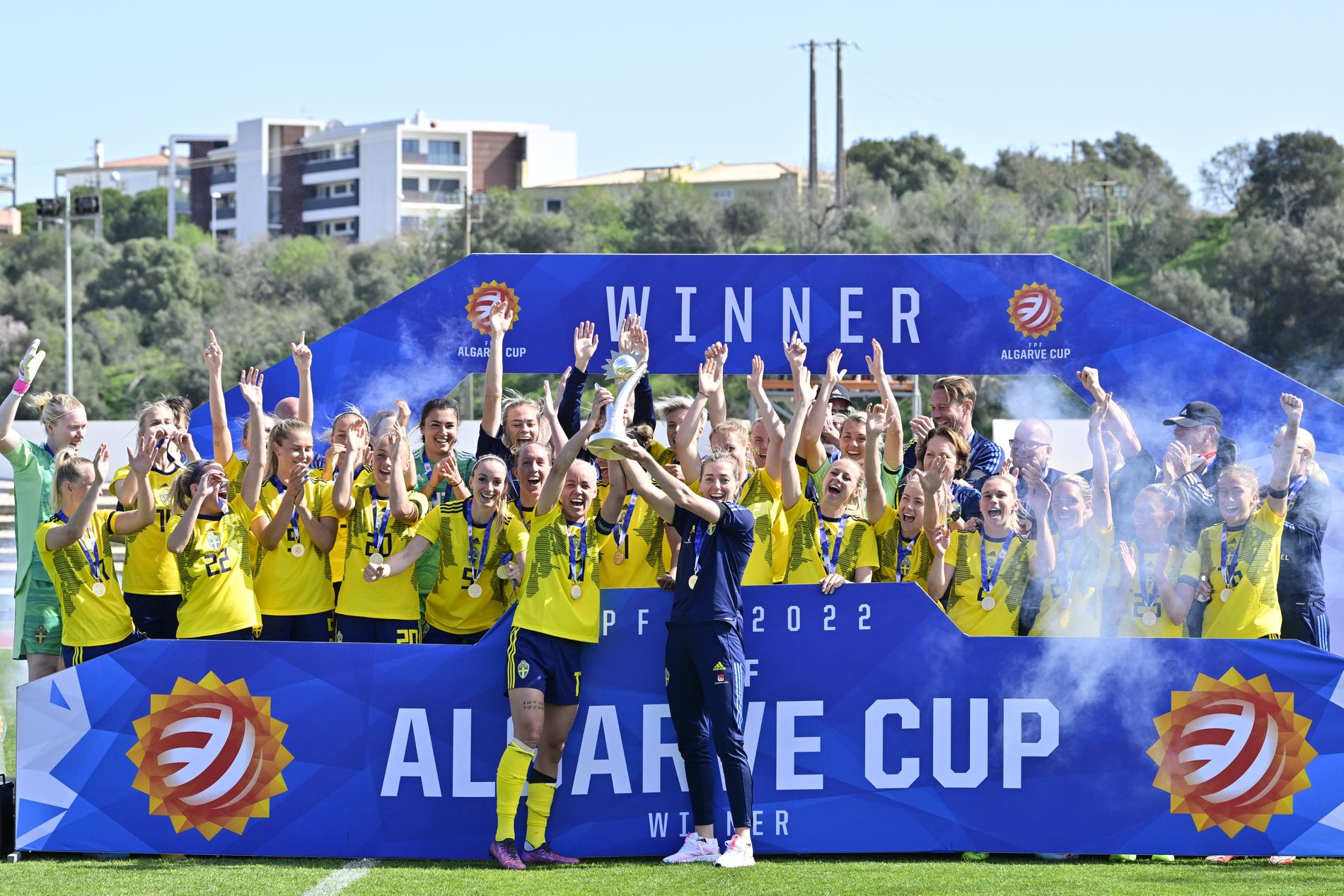 Det svenska landslaget firar segern i Algarve Cup efter finalvinst mot Italien på Estádio Municipal de Lagos.