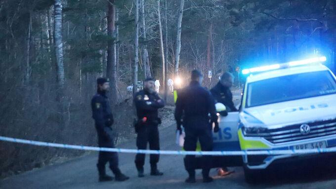 En man hittades död med skottskador i ett skogsparti i Stockholm.