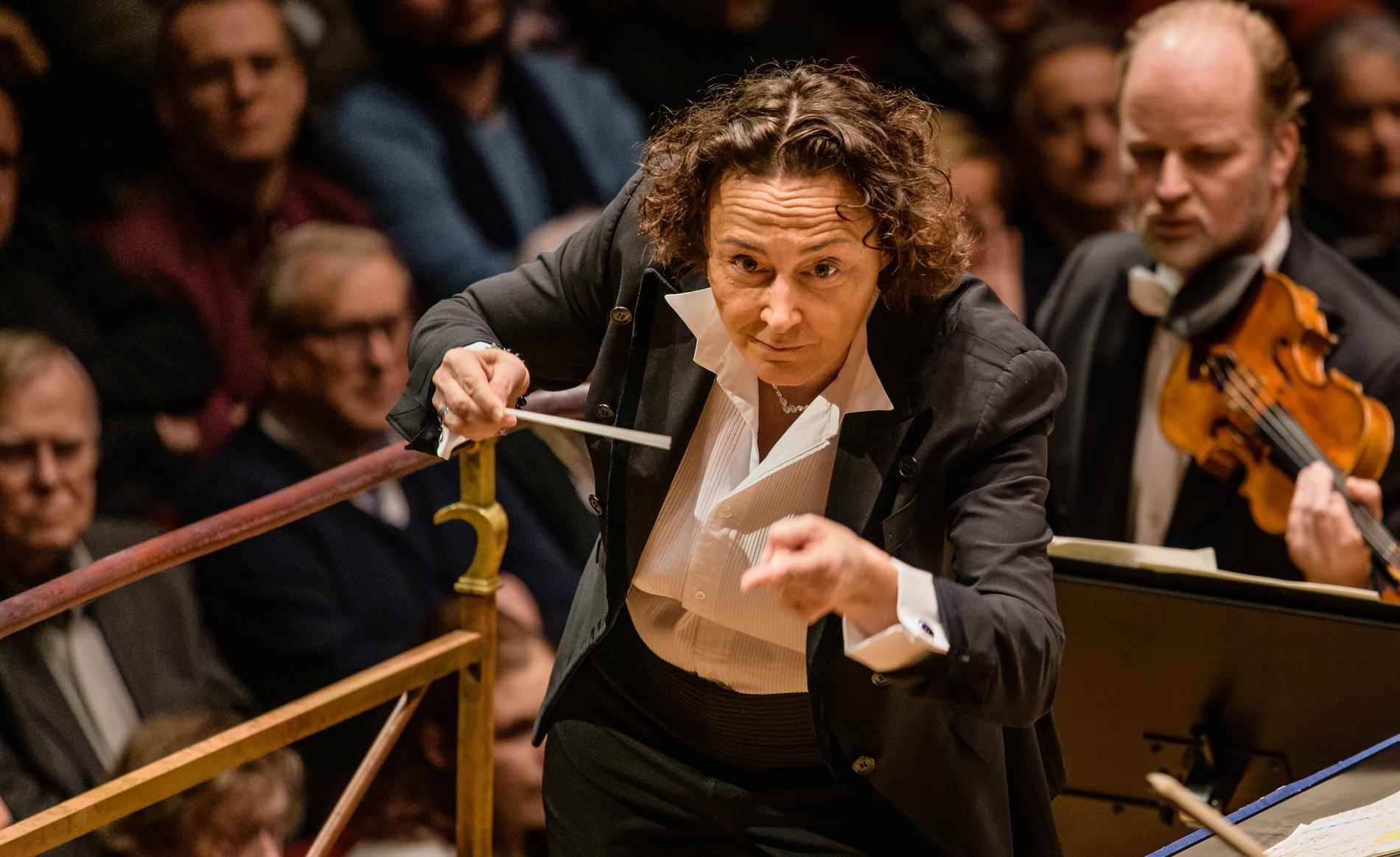 Nathalie Stutzmann dirigerar Kungliga Filharmonikerna på Konserthuset i Stockholm