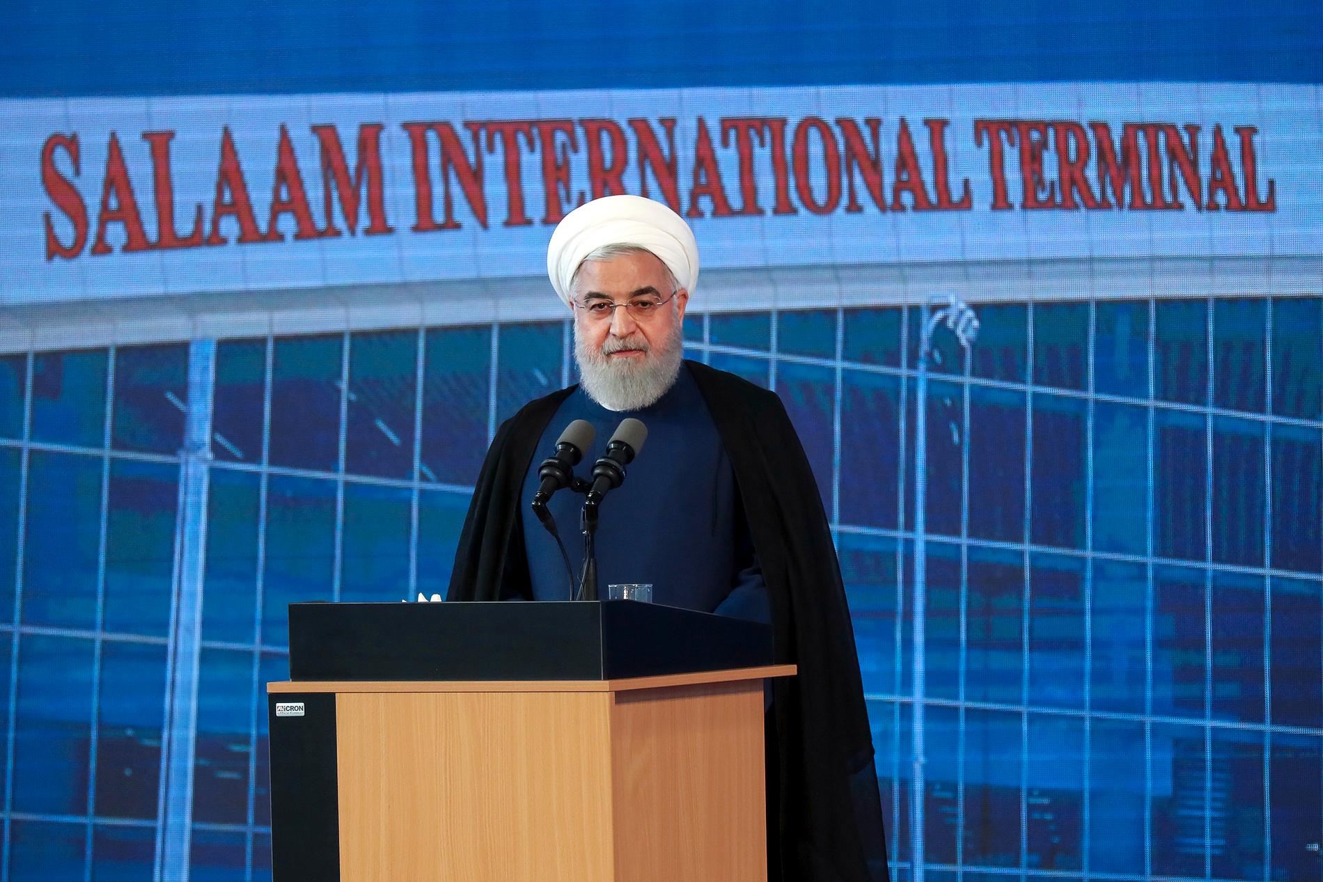 Irans president Hassan Rohani talar under en ceremoni på flygplatsen i Teheran den 18 juni.