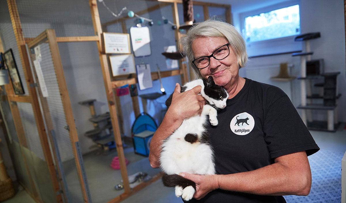 Lisa Nielsen som är volontär på Katthjälpen berättar att alla som vill adoptera en katt från Katthjälpen kontrolleras med ett hembesök.