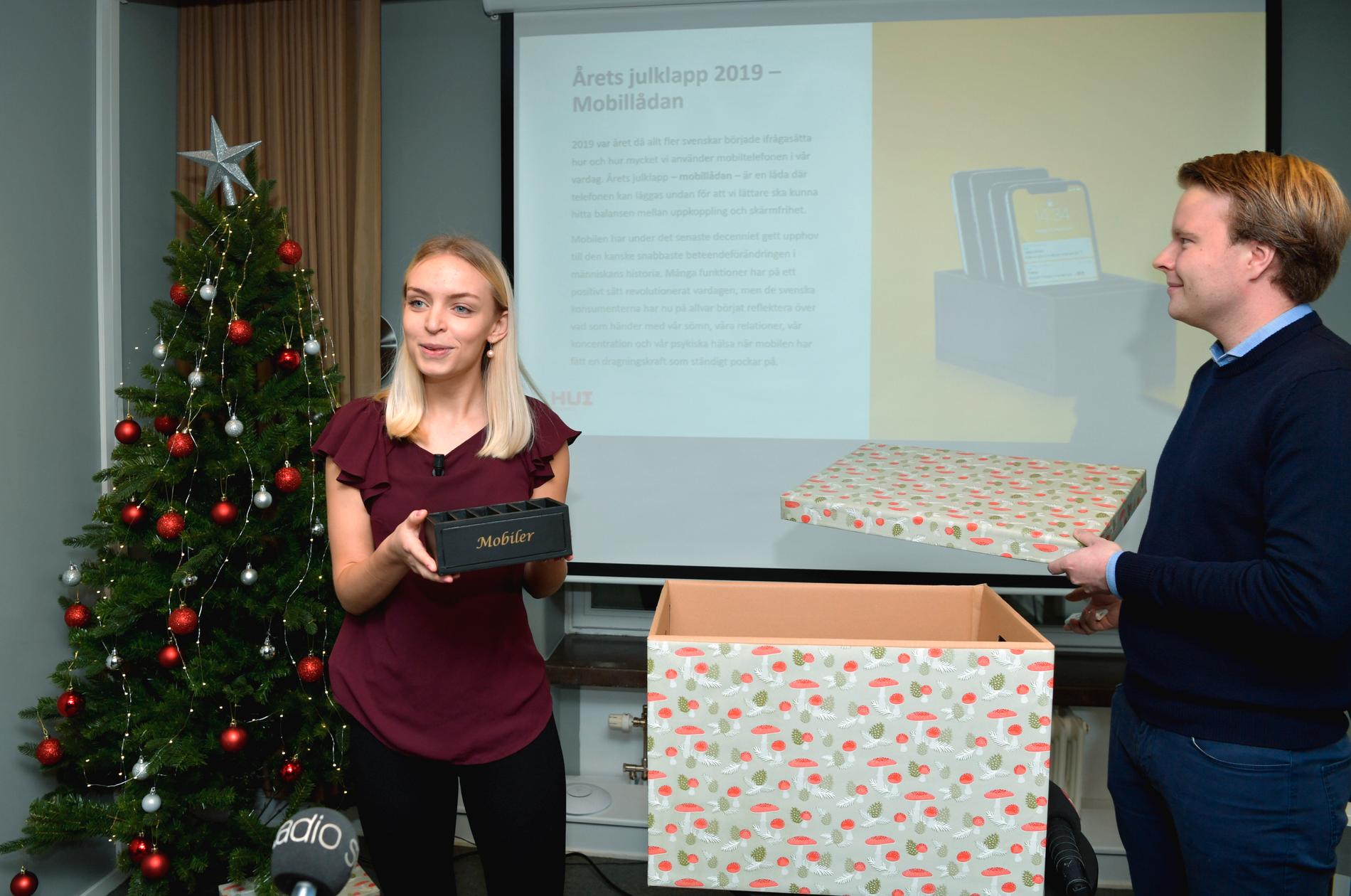 HUI:s analytiker Saga Bowallius och Erik Jonsson presenterar årets julklapp som är en mobillåda, under en press träff på huvudkontoret i Stockholm