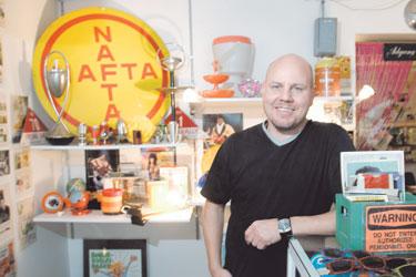 ”Con Amore”, heter Karsten Larsens affär. Han säljer sina designprodukter med kärlek. Hans butik ligger i Østerbro och gatorna i det kvarteret är guldkorn för alla som letar efter fynd i den danska designdjungeln.