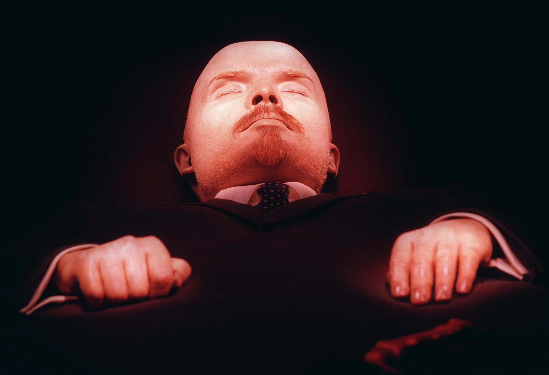 Lenins kropp finns i en öppen kista på ett Leninmausoleet i Moskva.