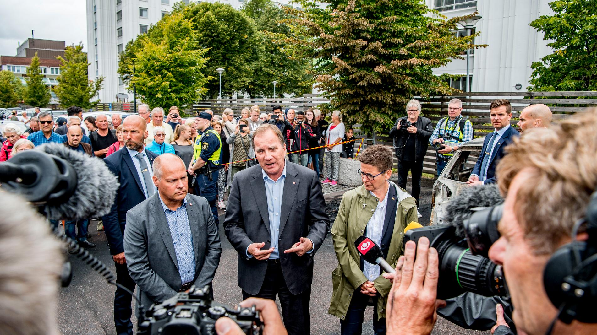 Statsminister Stefan Löfven besökte förödelsen vid Frölunda torg efter gårdagens många bilbränder.