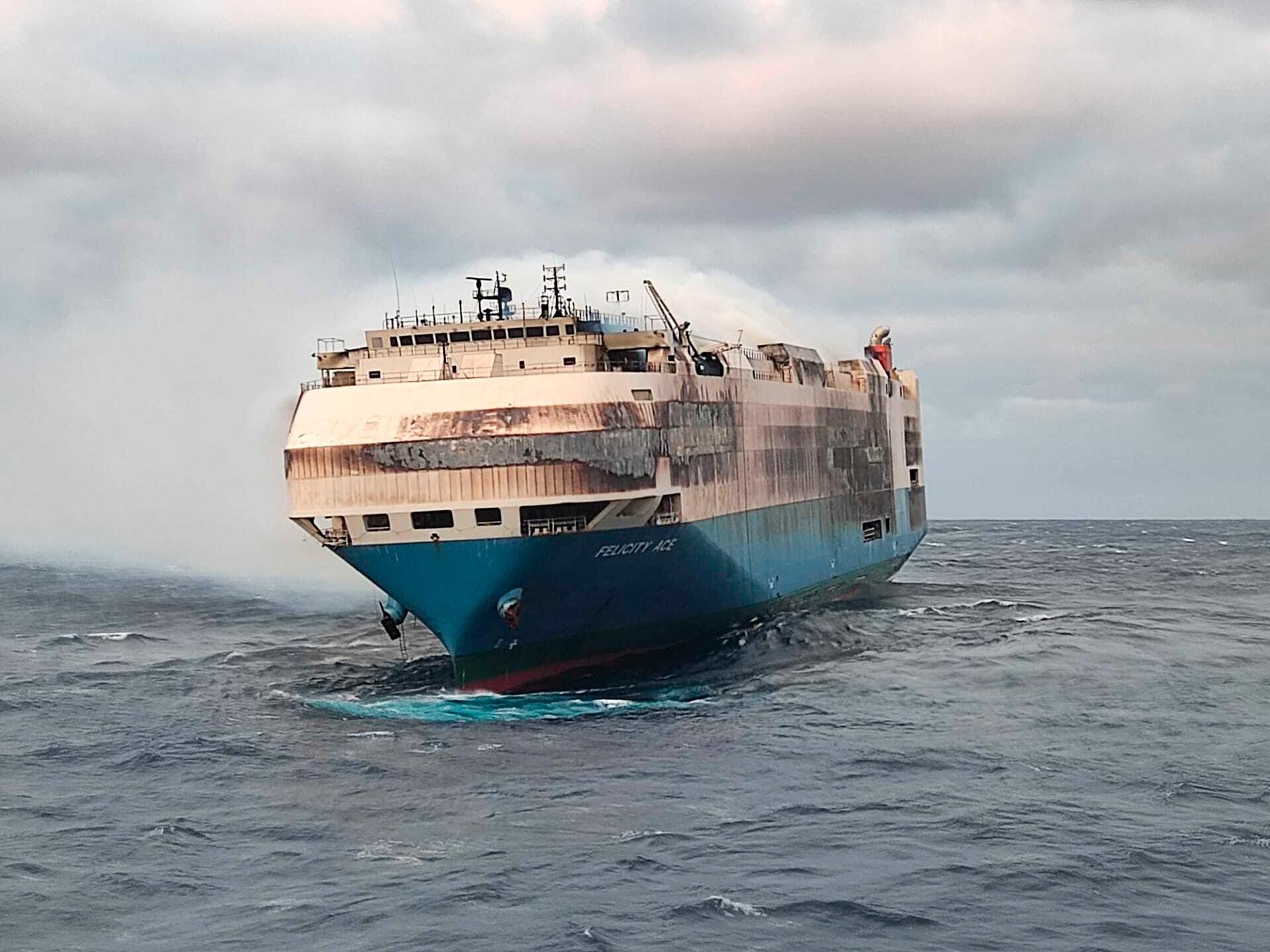 Fartygets besättning har evakuerats med helikopter till ön Faial, cirka 170 kilometer bort.