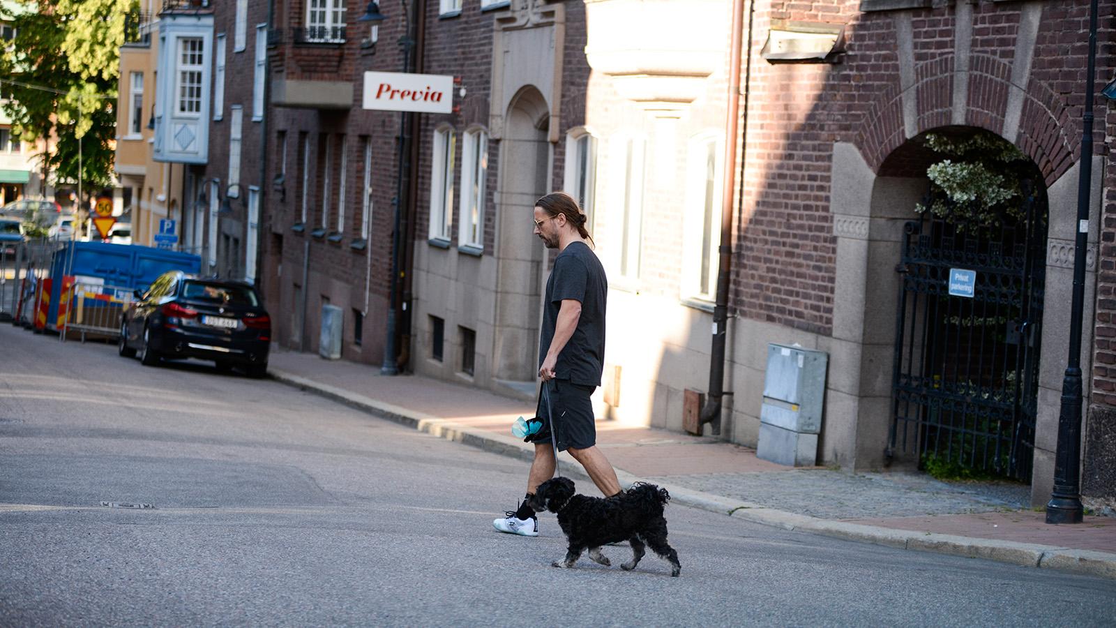Max Martin går hem med hunden.