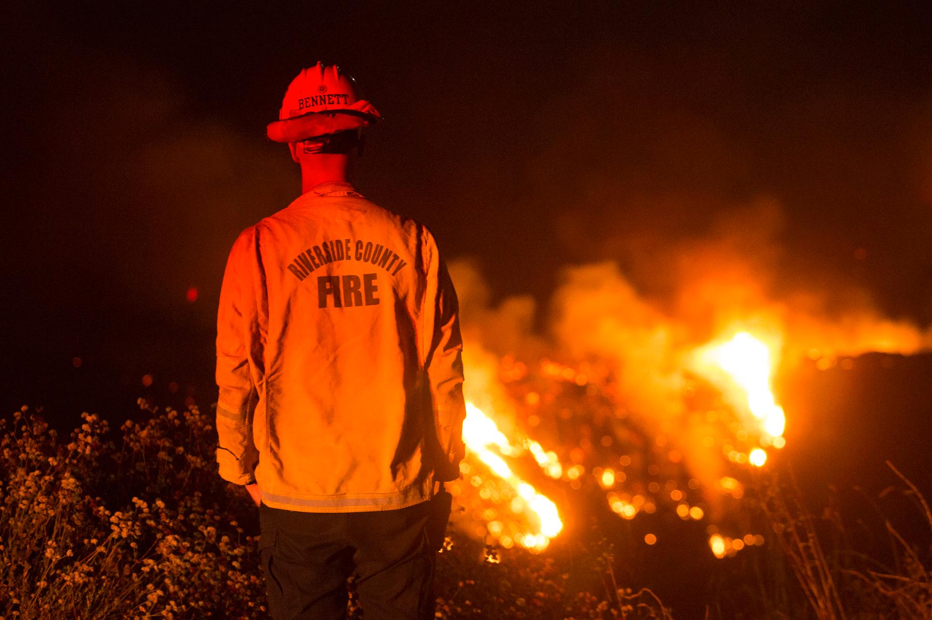 Nära 8 000 personer har evakuerats på grund av en skogsbrand i Kalifornien.