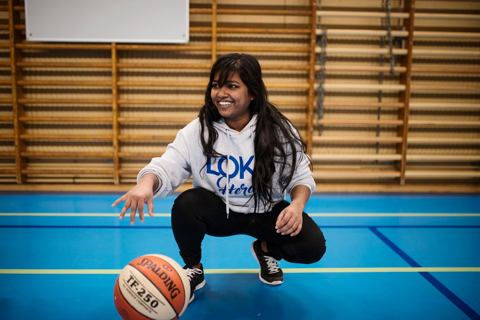 Shamima Mitu fortsätter sitt jämställdhetsarbete från Bangladesh - här med att träna nyanlända kvinnor i basket.