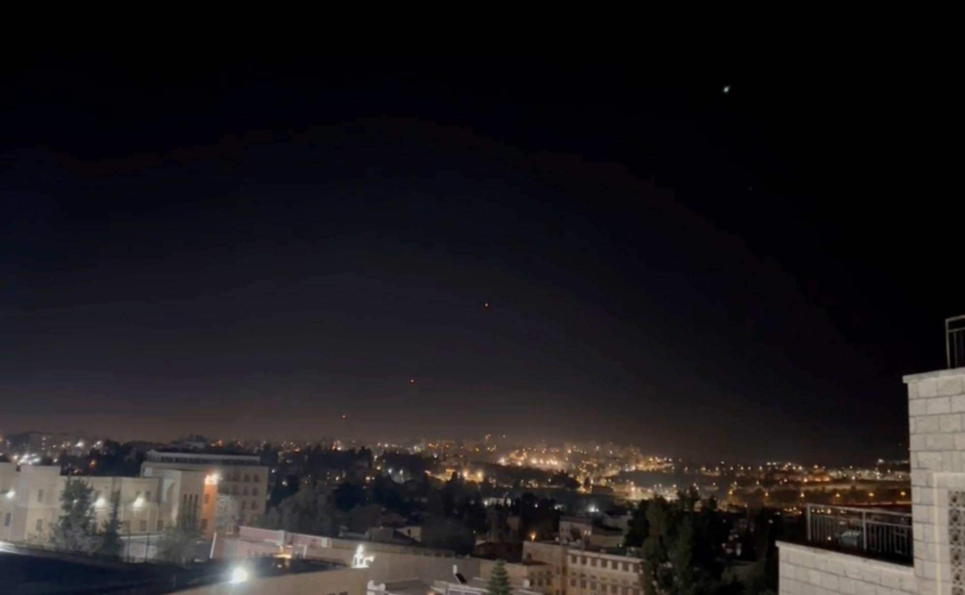Det israeliska luftvärnssystemet Iron Dome skjuter moteld mot inkommande objekt över Jerusalem under natten mot söndagen.