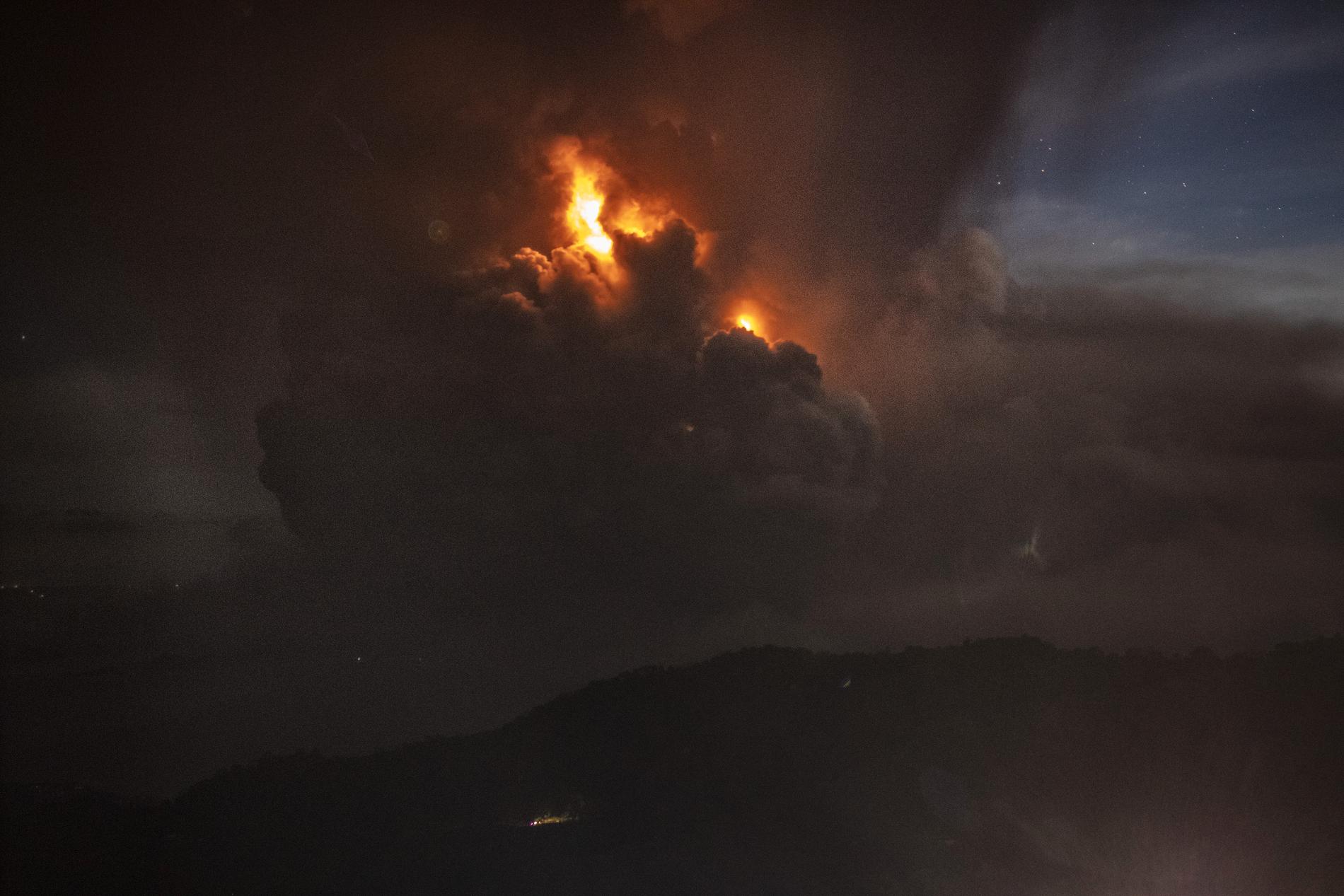 På måndagen ökade aktiviteten i vulkanen Taal i Filippinerna.