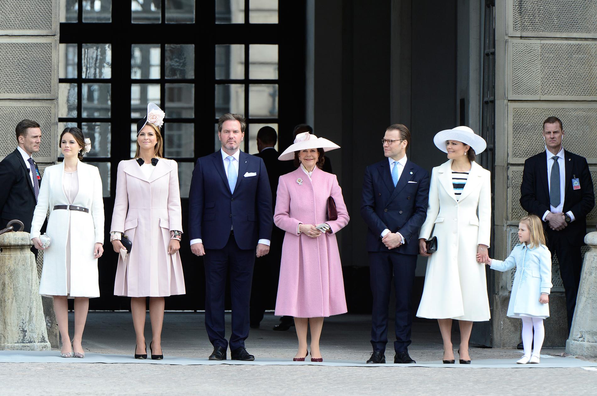Familjen samlad för att hylla kungen på Kungliga slottets yttre borggård.