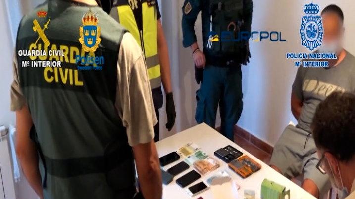 71 personer, som kopplas till ett mycket våldsamt kriminellt nätverk som tros ha smugglat tonvis med droger från Spanien till Sverige, har gripits.