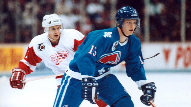 ...NHL och Detroit Red Wings. Här i en tidig match mot Mats Sundins Quebec Nordiques i januari 1992.