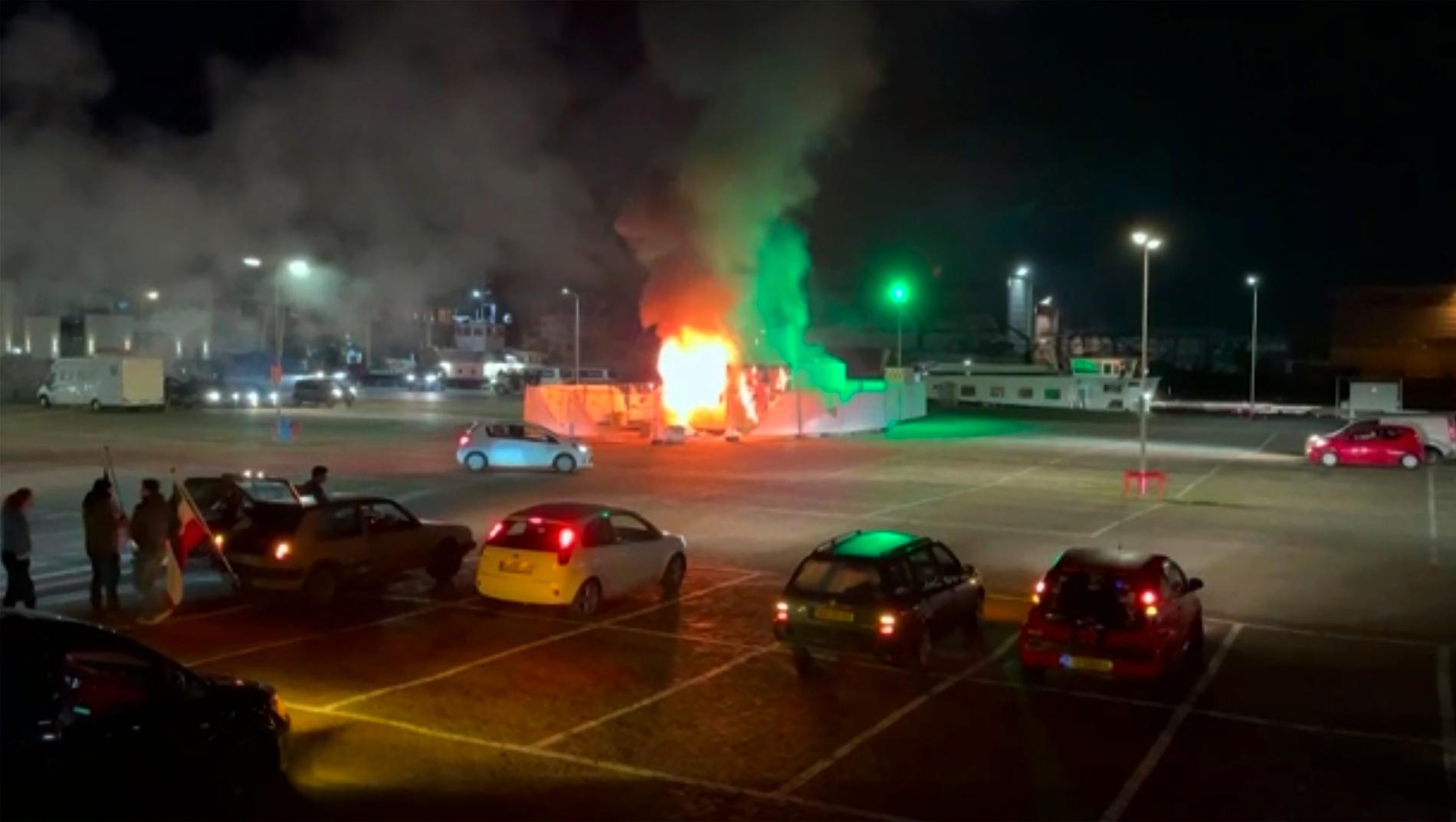 Ett testcenter för covid-19 sattes i brand i den holländska fiskebyn Urk i lördags. Samtidigt drabbade demonstranter och polis samman i flera andra städer i landet.
