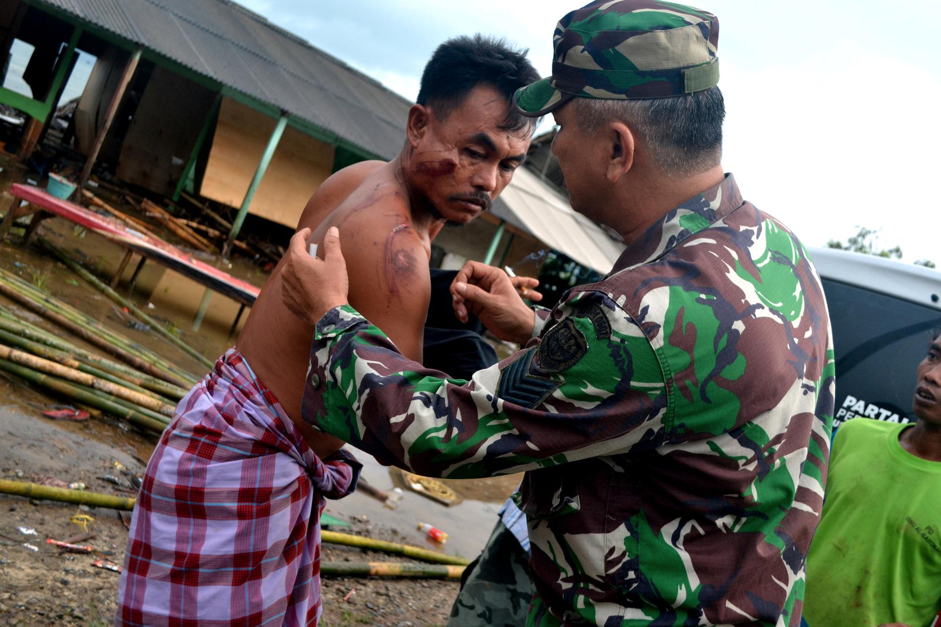 Minst 168 personer har dött efter att en tsunami nådde stränderna vid Sundasundet i Indonesien.