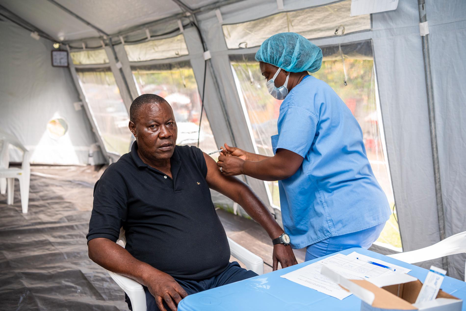 Ndombe Kipula, 52, vaccineras mot covid-19 i början av vaccinkampanjen i april.