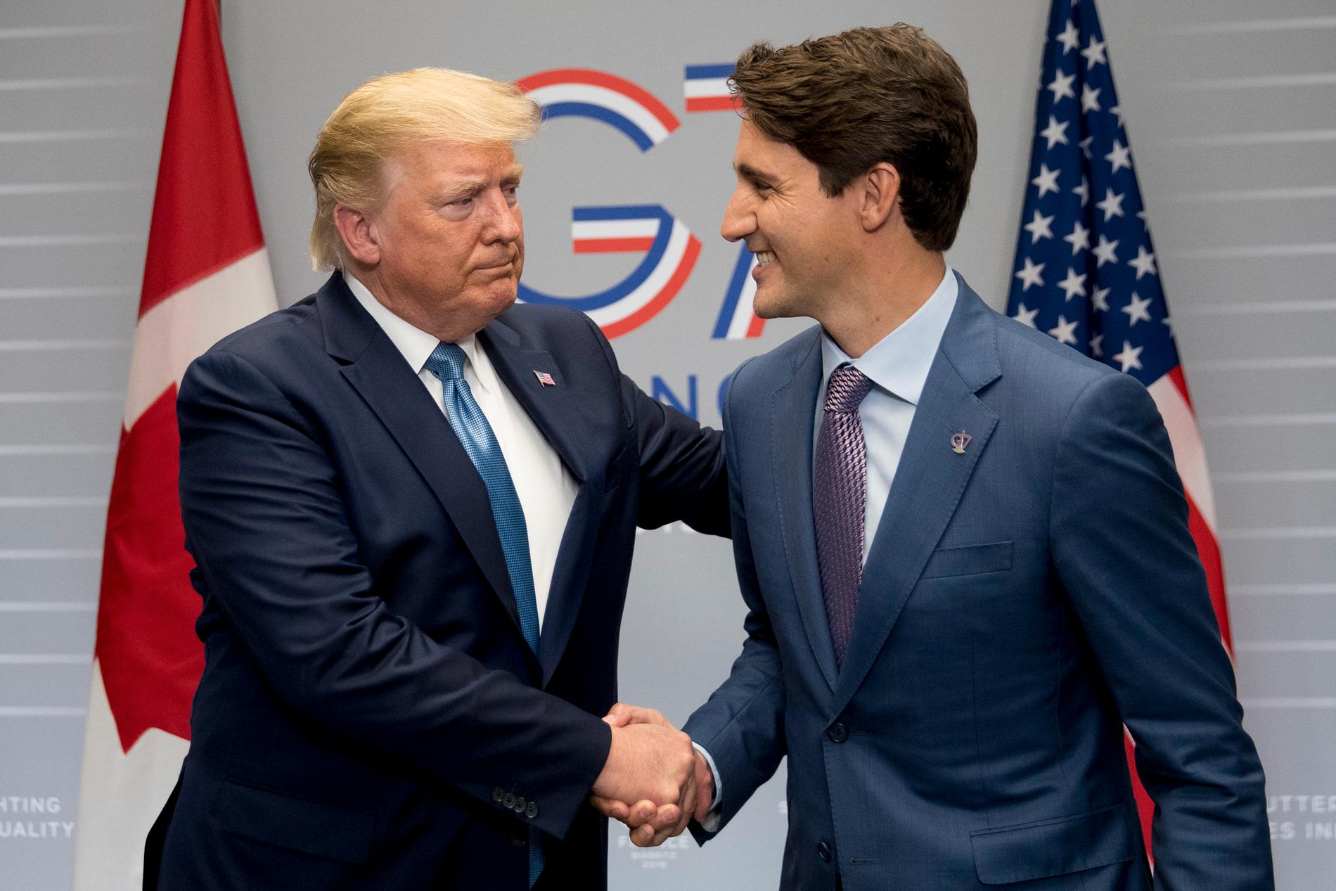 Trump skakar han med Kanadas president Justin Trudeau.