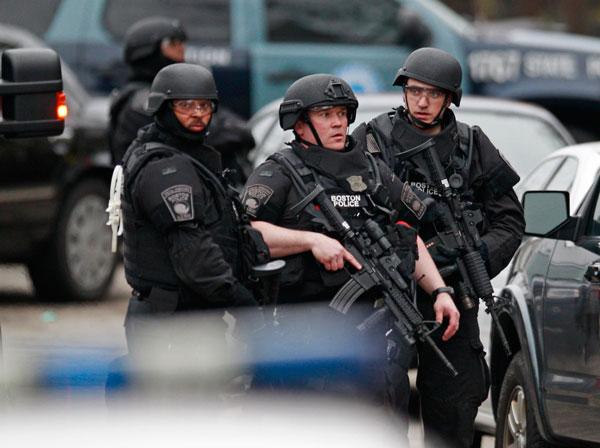 Polisens specialstyrkor omringar hus i jakten på misstänkte bombmannen i Watertown.