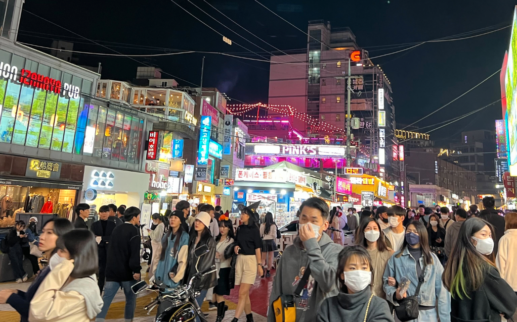 Enligt Aftonbladets reporter på plats var det packat med halloweenfirare på Seouls gator under kvällen. 