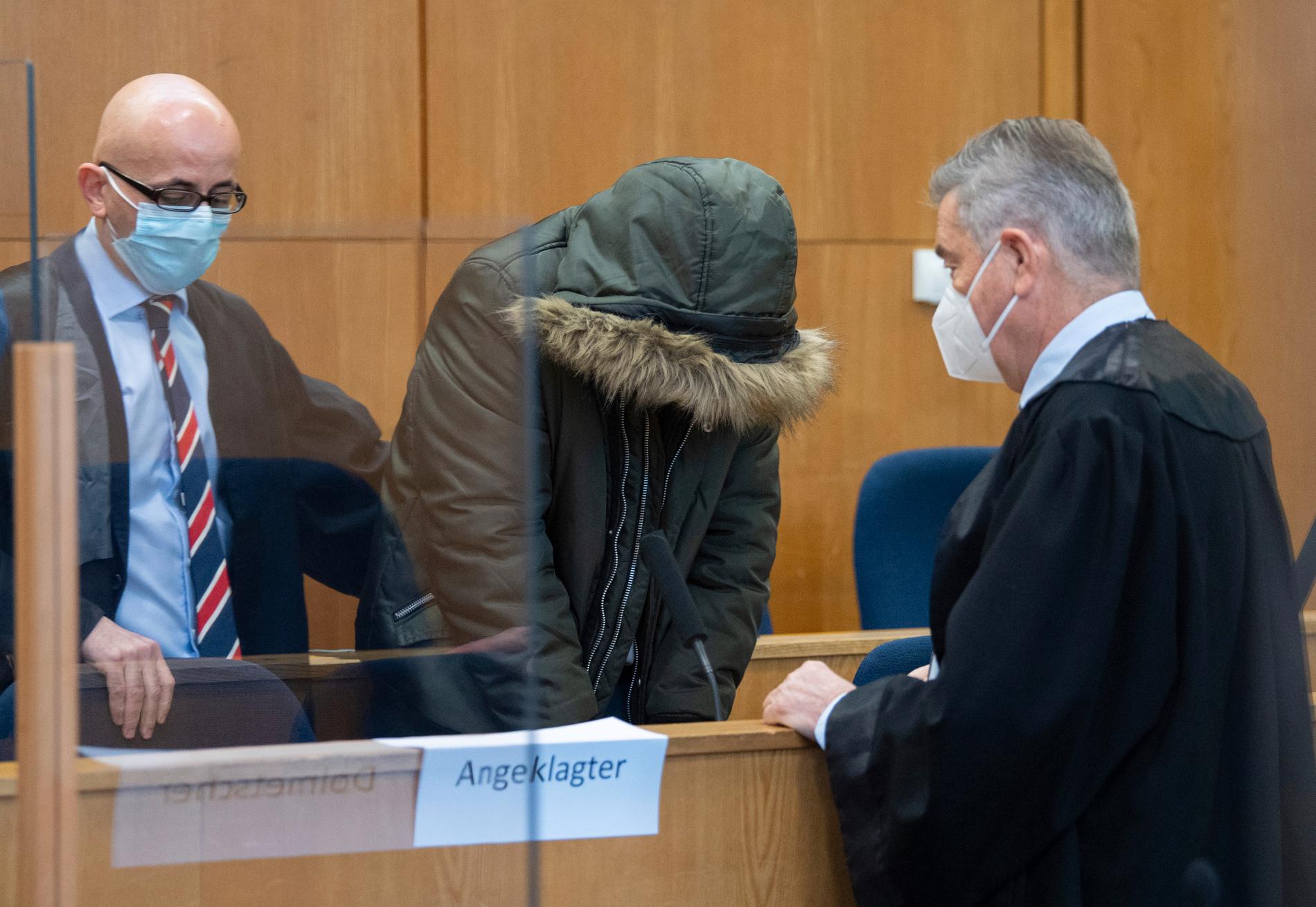 Den anklagade läkaren i rätten i Frankfurt under onsdagen. På bilden syns även hans advokater.