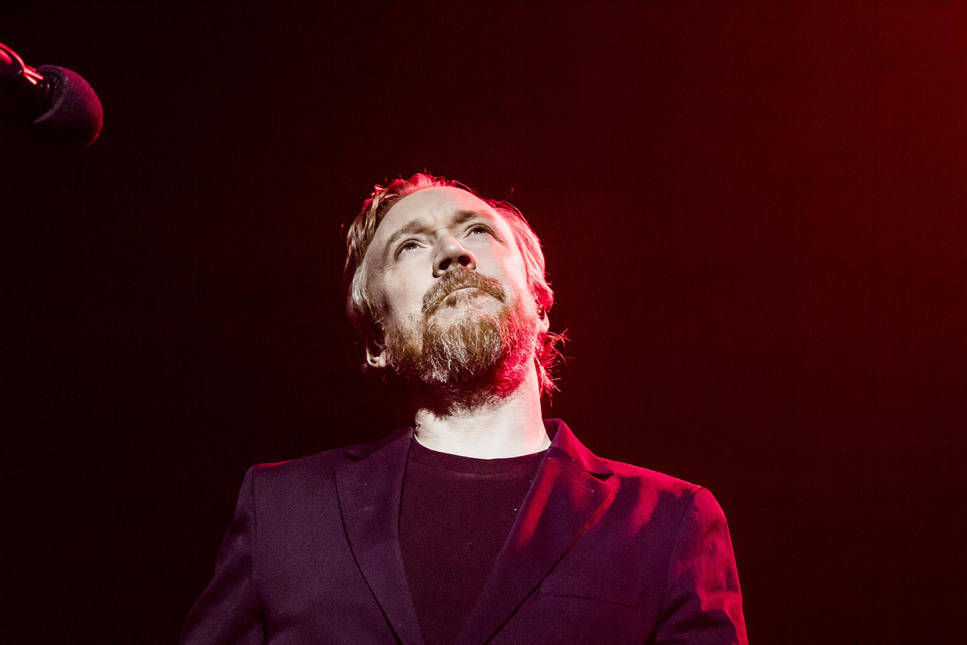 Lars Winnerbäck på scen under sin turnépremiär på Saab Arena i Linköping 2019.