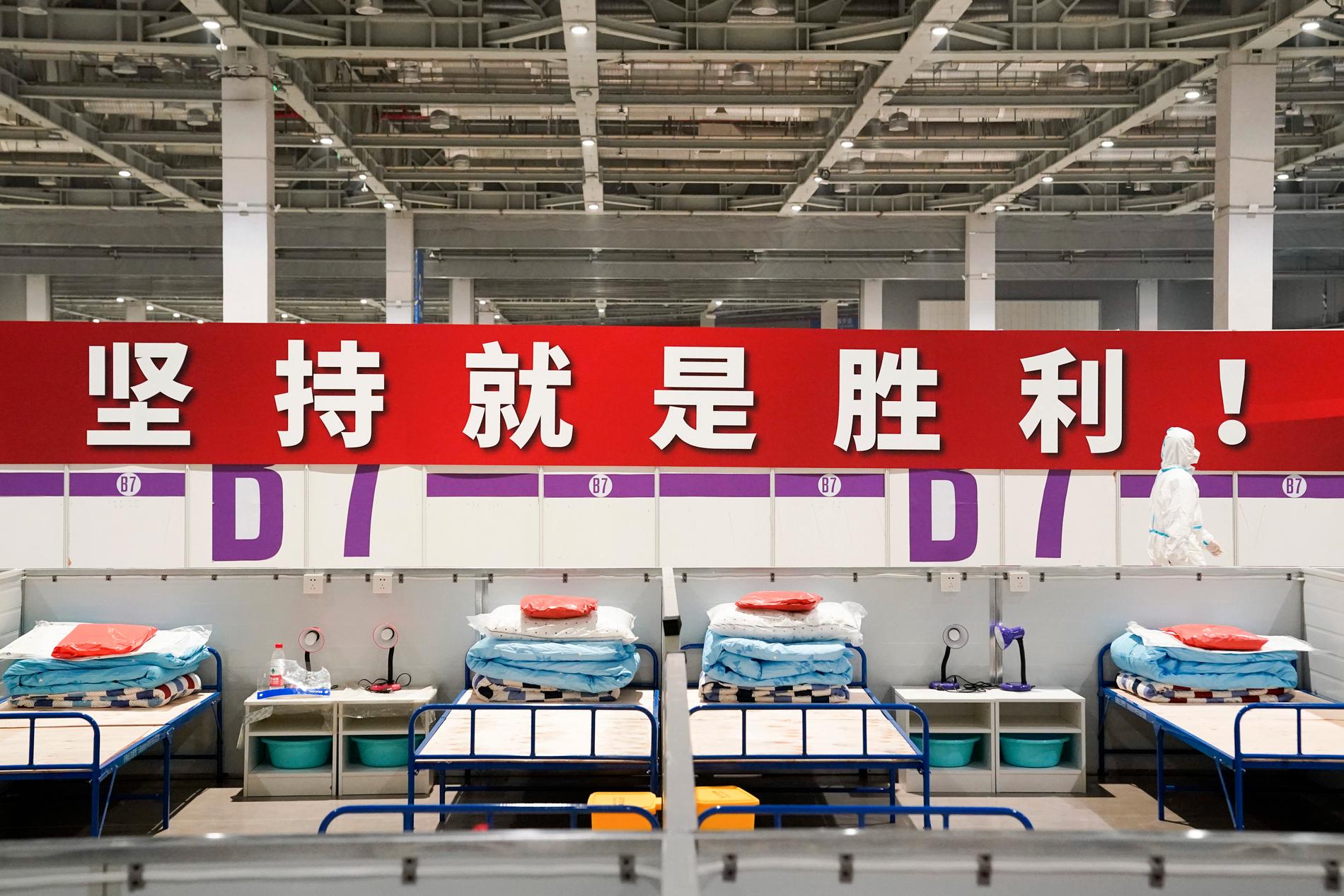 "Uthållighet innebär seger!" lyder en banderoll på på ett provisoriskt sjukhus och karantänsfacilitet i Shanghai, som har stängt ned för att stoppa smittan. Arkivbild.