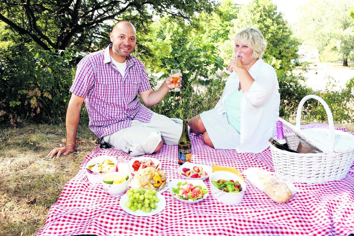 Joakim Scott, köksmästare på Bockholmen hav och restaurang och Ingrid Sandholm, sjuksköterska från Vårdguiden njuter av solen och den säkra picknickkorgen som de plockat ihop.