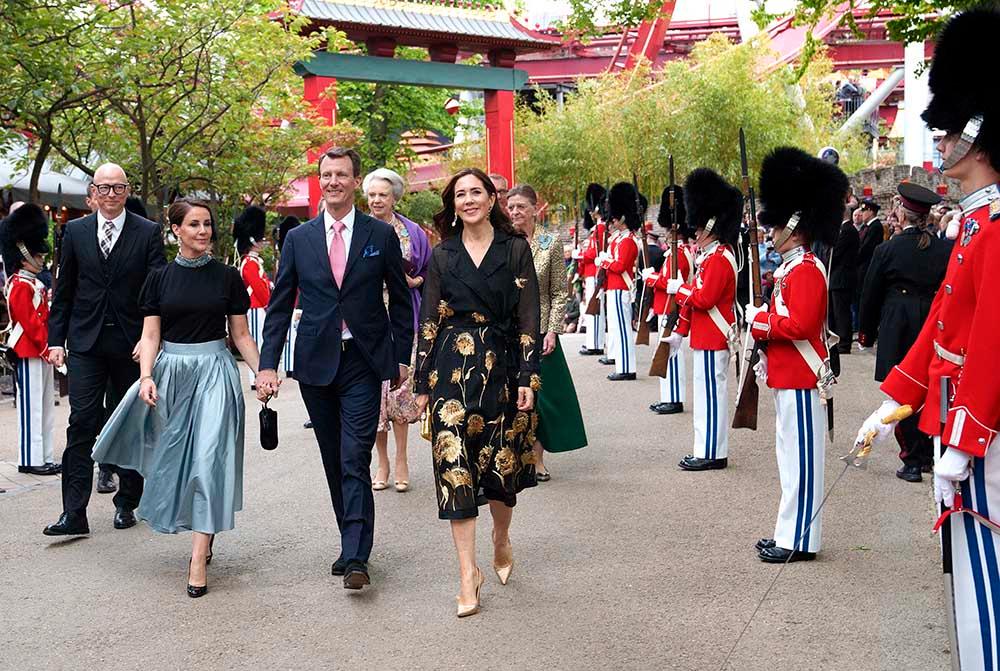 Prins Joachim och Marie gjorde entré tillsammans med kronprinsessan Mary. Kronprins Frederik hade skyndat fram på röda mattan i förväg. 