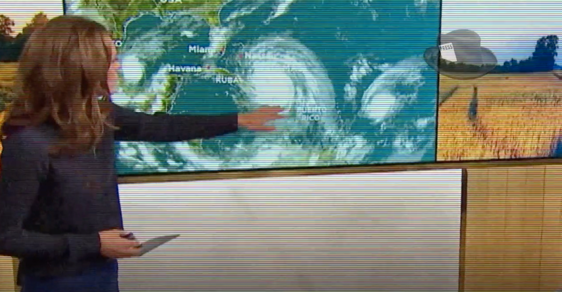 I programmet visas ett kort klipp från en väderpresentation där man ser en orkan svepa in över Dominikanska Republiken.