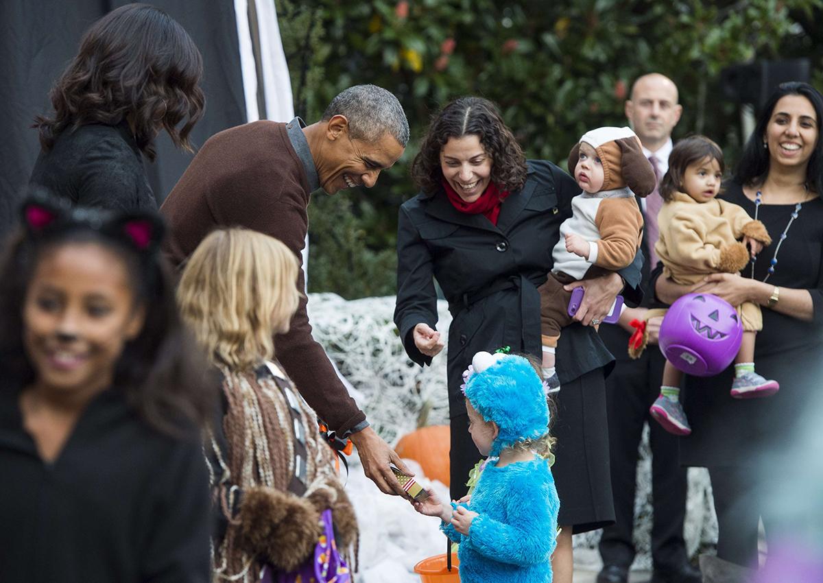 Michelle Obama var också med på godisutdelningen, men presidenten höll i karamellerna.