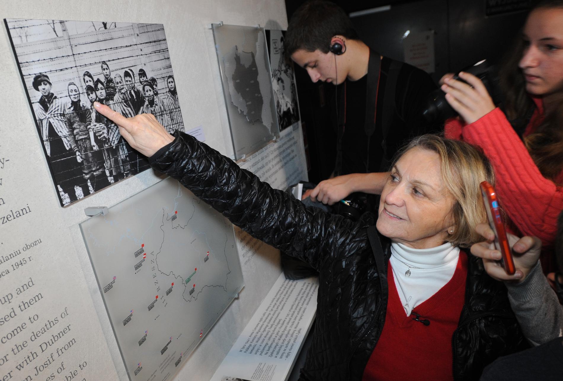 Överlevaren Paula Lebovics vid Museum of the History of Polish Jew 2015. Hon är fjärde barn till vänster i bilden från Auschwitz. Idag är hon 82 år och bor i Kalifornien, där hon säger sig ha levt sitt liv i sorg efter att ha förlorat stora delar av sin familj under Förintelsen. Tillsammans med andra överlevande barn har hon berättat om hur barn i koncetrationslägret i Auschwitz fördes iväg om natten för att nazisterna skulle utföra experiment på dem. En del kom tillbaka, en del inte. Foto: TT Bild